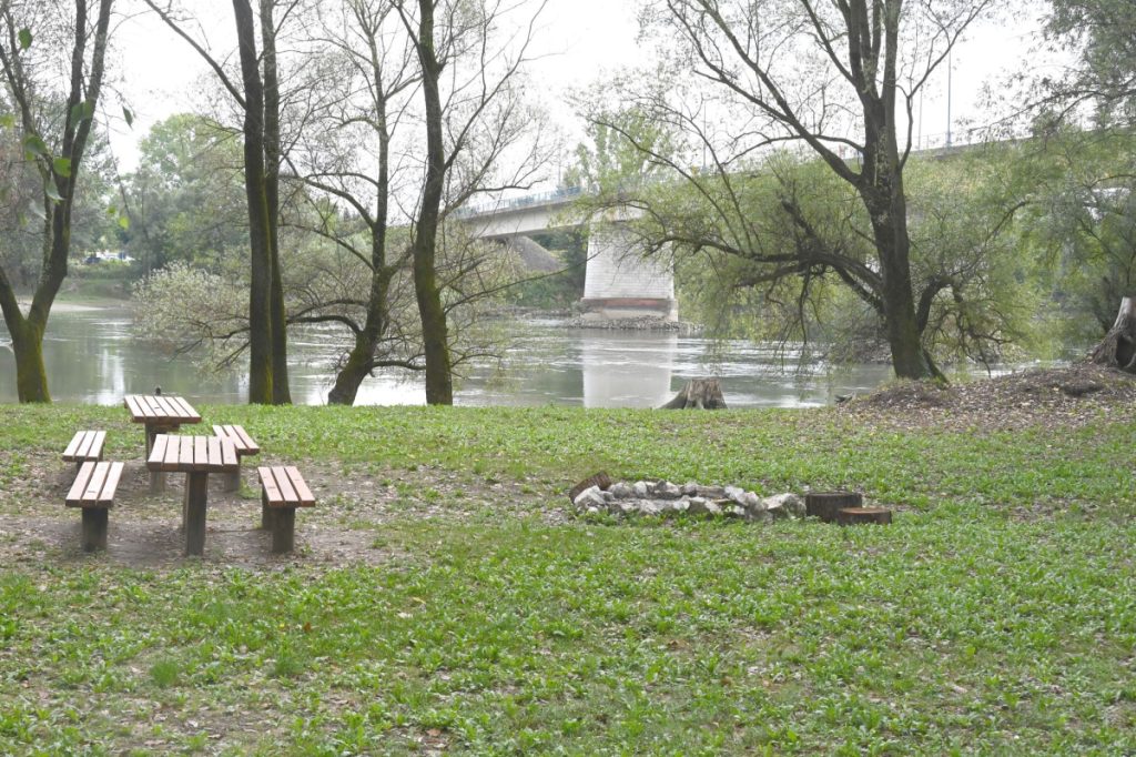 A Barcsi Szabadstrand és a Dráva